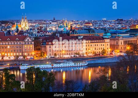 Soir Vue de Prague et de la Vltava Letna Park. Prague, République Tchèque Banque D'Images