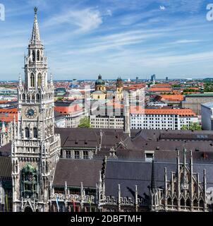 Vue aérienne de Munich sur Neues Rathaus, l'église théatine de Saint-Cajetan (Theatinerkirche St. Kajetan) et Odeonplatz, Munich, Bavière, Allemagne Banque D'Images