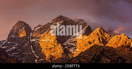 Coucher du soleil sur les montagnes de l'himalaya. L'Himachal Pradesh, Inde Banque D'Images