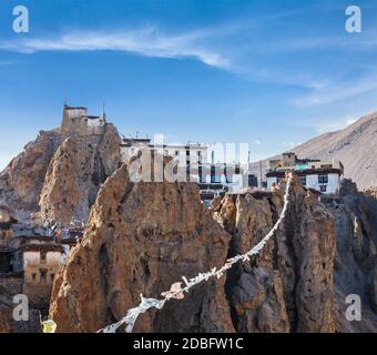 Dhankar gompa (monastère bouddhiste tibétain) et les drapeaux de prières (lungta). Dhankar, vallée de Spiti, Himachal Pradesh, Inde Banque D'Images