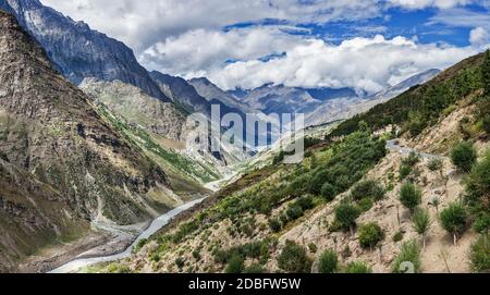 Panorama de la rivière Chandra dans la vallée de Lahaul dans l'Himalaya. Himachal Pradesh, Inde Banque D'Images