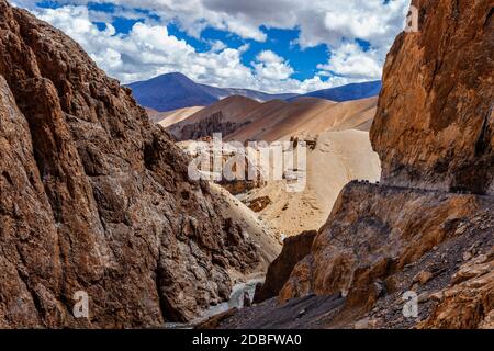 Paysage himalayen dans l'Himalaya le long de la route Manali-Leh. Plus de plaines, Ladakh, Inde Banque D'Images