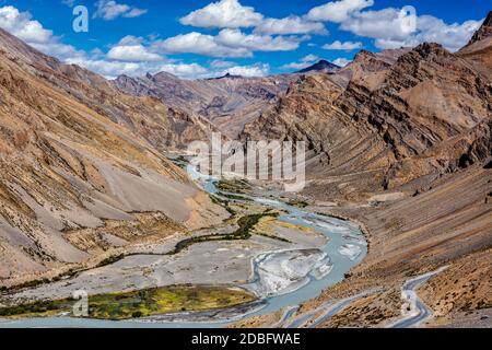 Paysage himalayen dans l'Himalaya le long de la route Manali-Leh. Ladakh, Inde Banque D'Images