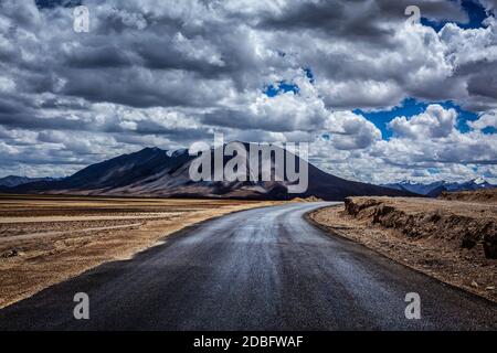 Autoroute trans-Himalayan Manali-Leh dans l'Himalaya. Plus de plaines, Ladakh, Jammu et Cachemire, Inde Banque D'Images