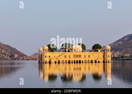 Site du Rajasthan - Jal Mahal (Palais de l'eau) sur le lac Man Sagar au coucher du soleil. Jaipur, Rajasthan, Inde Banque D'Images