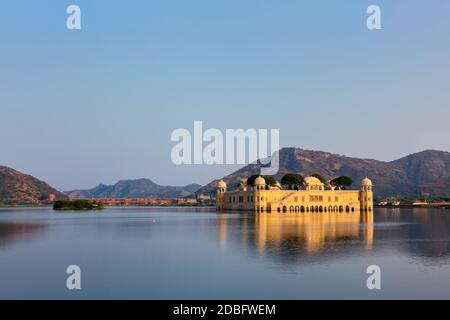 Site du Rajasthan - Jal Mahal (Palais de l'eau) sur le lac Man Sagar au coucher du soleil. Jaipur, Rajasthan, Inde Banque D'Images