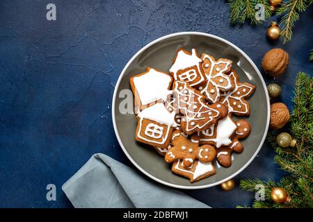 Une assiette de pain d'épice de Noël sur fond bleu foncé Banque D'Images