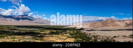 Panorama de la vallée de l'Indus dans l'Himalaya depuis Thiksey gompa. Ladakh, Inde Banque D'Images