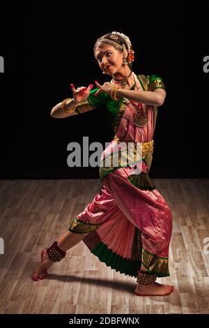 Jeune belle femme danseuse exposant de danse classique indienne Bharatanatyam Dans Krishna pose Banque D'Images