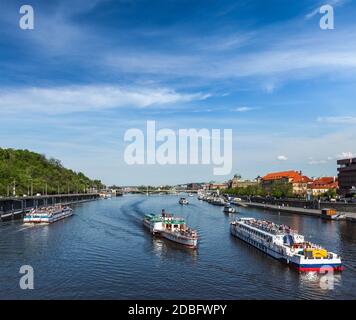 Bateaux de touristes sur la rivière Vltava à Prague, République Tchèque Banque D'Images