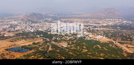 Panorama ville sainte Pushkar et Puchkar Mela (camel fair) Vue aérienne de Savitri temple. Le Rajasthan, Inde Banque D'Images