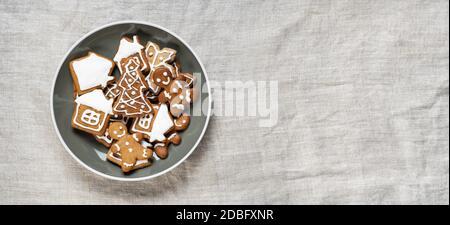 Pain d'épice dans une assiette pour Noël sur un tissu léger froissé Banque D'Images