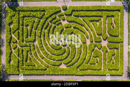 Vue aérienne de Labyrinth dans un parc vu d'en haut capote abaissée Banque D'Images