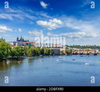 Vue panoramique sur la Vltava et Gradchany (château de Prague), la cathédrale Saint-Vitus et le pont Charles, une personne en pédalo à Prague, en tchèque Banque D'Images