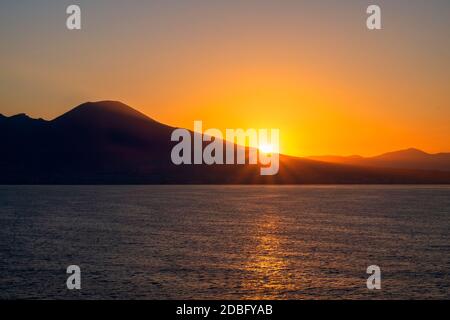 Lever du soleil au Mont Vésuve à 9 km de la ville de naples En Italie Banque D'Images