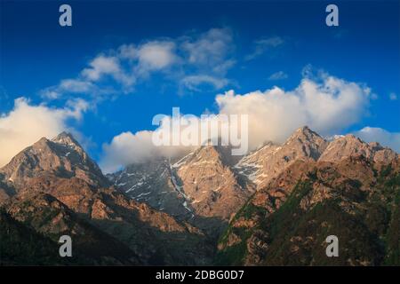 Sommet de l'Himalaya dans les nuages au coucher du soleil Banque D'Images