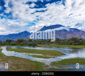 Panorama de l'Himalaya et du paysage de la vallée de Nubra sur le coucher du soleil. Hunber, Nubra valley, Ladakh, Inde Banque D'Images