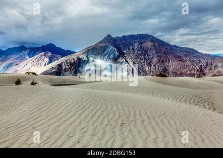 High Dynamic Range image de dunes de sable dans les Himalaya. Home maison, la vallée de Nubra, Ladakh, Inde Banque D'Images