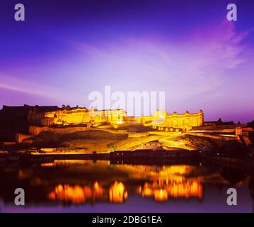 Vintage rétro hipster style Voyage image de fort Amer (fort Amber) illuminé la nuit - une des principales attractions à Jaipur, Rajastan, Inde refe Banque D'Images