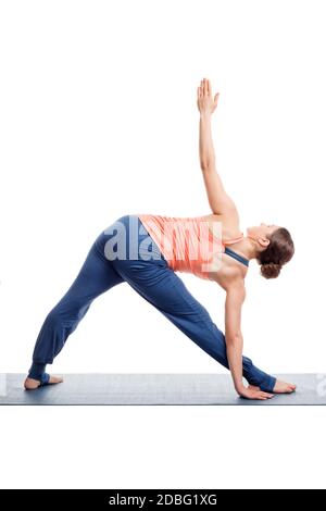 Femme sportive pratique Ashtanga Vinyasa yoga asana utthita trikonasana - triangle étendu pose vue de dos isolé sur blanc Banque D'Images