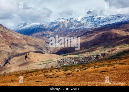 Village Kibber dans l'Himalaya. Il se trouve dans une étroite vallée au sommet d'une roche calcaire. Altitude 4270 m au-dessus du niveau de la mer. Village le plus peuplé de Banque D'Images