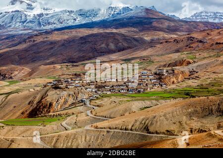 Village Kibber dans l'Himalaya. Il se trouve dans une étroite vallée au sommet d'une roche calcaire. Altitude 4270 m au-dessus du niveau de la mer. Village le plus peuplé de Banque D'Images