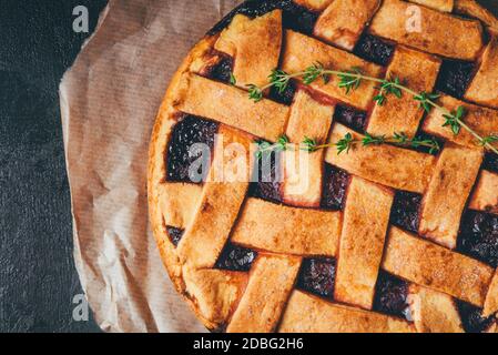 Tarte maison fraîchement cuite avec baies. Banque D'Images