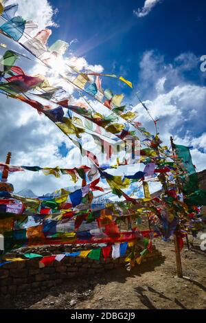 Drapeaux de prière Buddist dans l'Himalaya au sommet de Kunzum la Pass, Himachal Pradesh, Inde. Altitude 4551 M. Banque D'Images