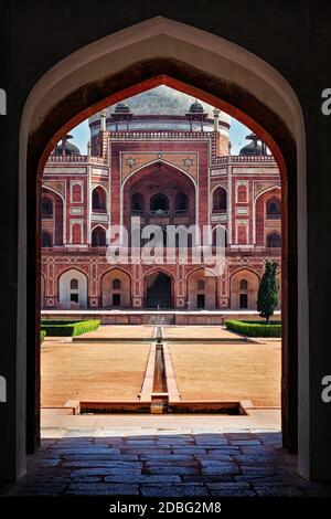 Delhi site touristique indien Humayun vue sur le tombeau à travers l'arche. Delhi, Inde Banque D'Images