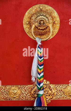 Poignée de porte en forme de lion dans le temple bouddhiste. Monastère de Kaza, Kaza, Vallée de Spiti, Himachal Pradesh, Inde Banque D'Images