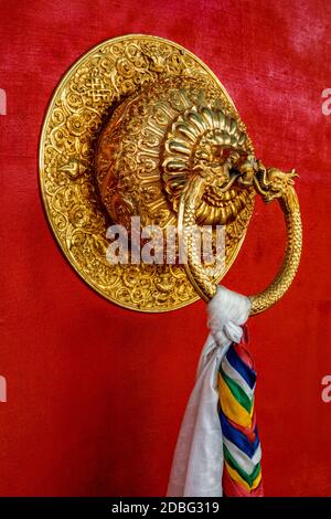 Poignée de porte en forme de lion dans le temple bouddhiste. Kaza, vallée de Spiti, Himachal Pradesh, Inde Banque D'Images