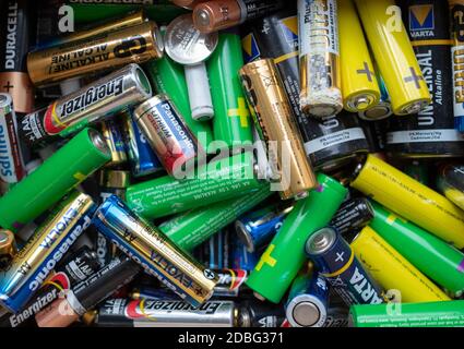 Différentes batteries collectées pour recyclage Banque D'Images