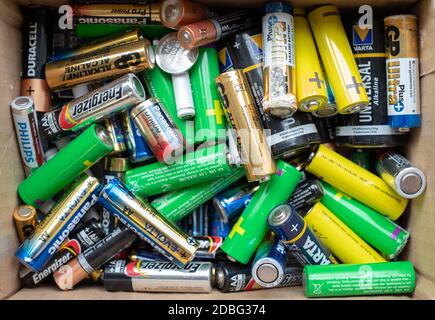 Différentes batteries collectées pour recyclage Banque D'Images