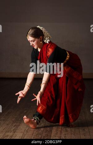 Une jeune femme de sary danse classique traditionnelle indienne danse Bharat Natyam Banque D'Images