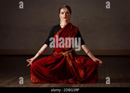 Une jeune femme de sary danse classique traditionnelle indienne danse Bharat Natyam Banque D'Images