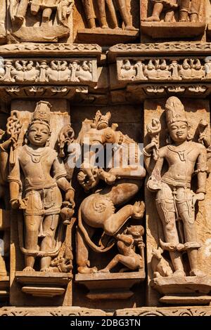 Sculpture en pierre de bas relief sculptures sur le temple d'Adinath, Khajuraho, Madhya Pradesh, Inde Banque D'Images