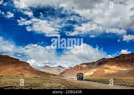 Camion indien sur l'autoroute trans-himalayenne Manali-Leh dans l'Himalaya. Ladakh, Jammu-et-Cachemire, Inde Banque D'Images