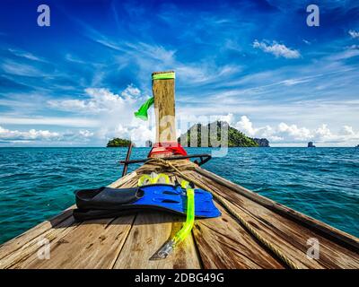 Plongée en apnée sur un bateau en direction de l'île tropicale en Thaïlande Banque D'Images