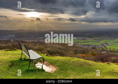 Une vue sur Cheltenham Spa and Racecourse depuis Cleeve Hill à la fin de l'automne, Gloucestershire, Angleterre Banque D'Images