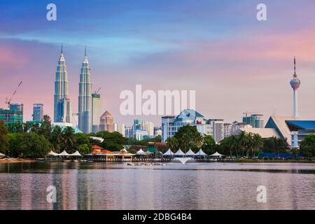 KUALA LUMPUR, MALAISIE - 19 JUIN 2011 : horizon de Kuala Lumpur avec gratte-ciel Petronas Twin Towers au coucher du soleil. Vue sur le lac Titiwangsa. Kuala Lumpur, Banque D'Images