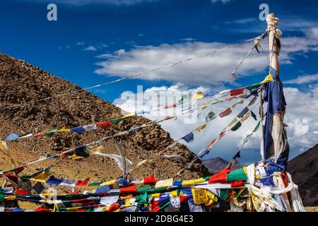 Drapeaux de prière bouddhistes lungta sur Namshang la pass dans l'Himalaya. Ladakh, Inde Banque D'Images