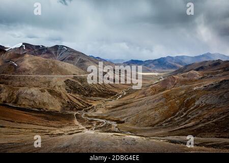 Vue sur l'Himalaya près de Tanglang la Pass - col de montagne dans l'Himalaya le long de l'autoroute Leh-Manali. Ladakh, Inde Banque D'Images