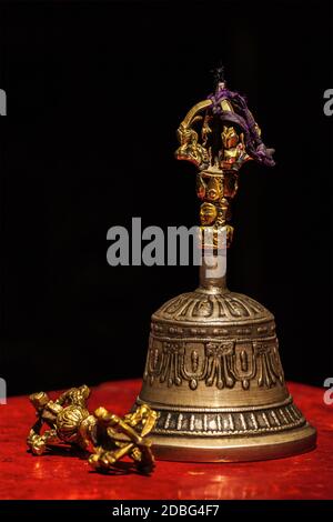 Objets rituels bouddhistes tibétains encore la vie - vajra et la cloche. Hemis gompa, Ladakh, Inde. Banque D'Images