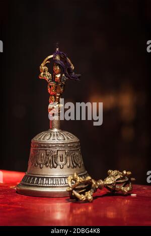 Objets rituels bouddhistes tibétains encore la vie - vajra et la cloche. Hemis gompa, Ladakh, Inde. Banque D'Images