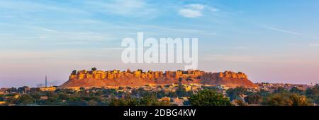 Panorama de Fort Jaisalmer - l'un des plus grands forts dans le monde, connu sous le nom de Sonar quila Fort d'or sur le lever du soleil. Udaipur, Rajasthan, Inde Banque D'Images