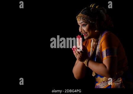 Danseur Kuchipudi exprimant par Hasya rasa Banque D'Images