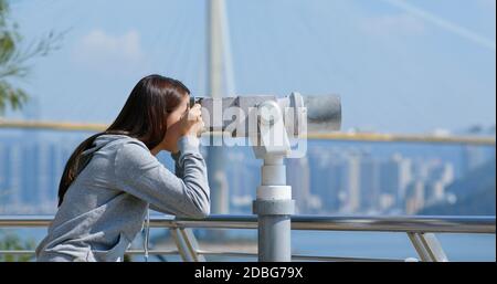 Touriste regarder le binoculaire pour voir la vue dans Hong Kong Banque D'Images