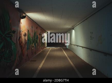 Peinture murale dans le tunnel vers l'obscurité avec la rue Banque D'Images