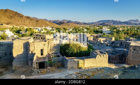 Village de Bahla en Oman avec les montagnes de Hajar en toile de fond Banque D'Images