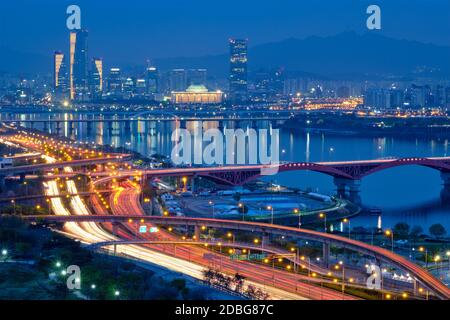 Vue aérienne du centre-ville de Séoul, ville et pont sur le fleuve Han Seongsan dans Twilight. Séoul, Corée du Sud. Banque D'Images